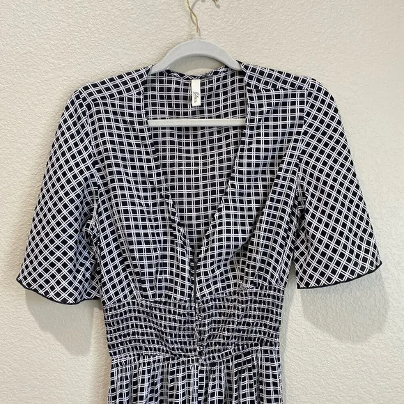 ELAN Black and White Jumpsuit Size Small V Neck Cut Out Smocking Size Small - Picture 3 of 8